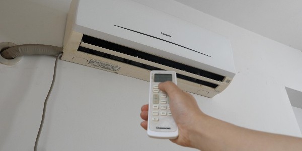 使用空調控制器時空調制冷不制熱